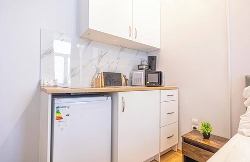 Meidling Apartment | Modern Minimalist 4BR Apartment in Prime Location
