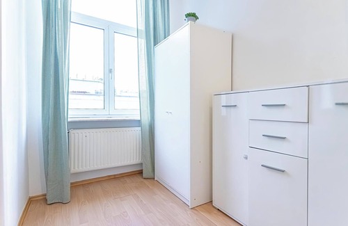 Meidling Apartment | Modern Minimalist 4BR Apartment in Prime Location