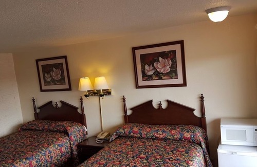 Grissom - Highland Hotel | Convenient Stay at Red Carpet Inn with Complimentary Parking