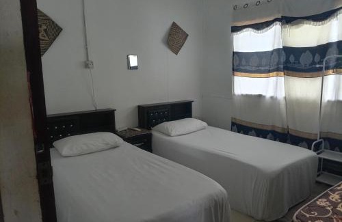 Mulu House | Discover Room 2: Your Budget-Friendly Getaway Awaits!