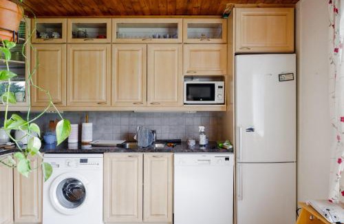 Suonenjoki House | Cozy Granny's Cottage with Oceanfront Views and Hot Tub