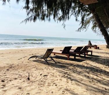 Huai Yang Bed & Breakfast | Discover Mumsa Beach Resort with Private Oceanfront Access
