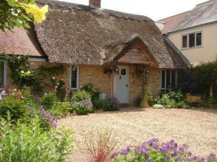 Alweston House | Elegant Munden House: 5-Star Stay with Hot Tub & Dining