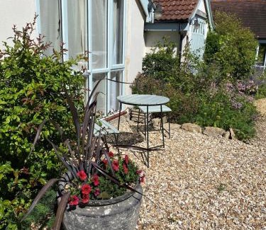 Alweston House | Elegant Munden House: 5-Star Stay with Hot Tub & Dining