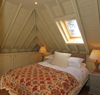 Alweston House | Elegant Munden House: 5-Star Stay with Hot Tub & Dining