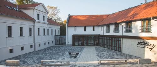 Bekescsaba Hotel | Munkácsy Hotel: 4-Star Retreat with Oceanfront Views