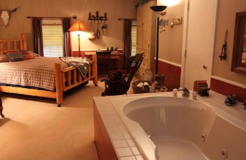 Jonesville Bed & Breakfast | Enchanting Munro House B And B: Guest Rated 9.6/10