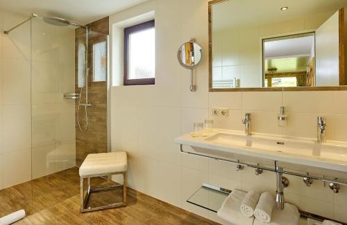 Lech am Arlberg House | Relax at Muntanella: 4-Star Oceanfront Retreat with Pool