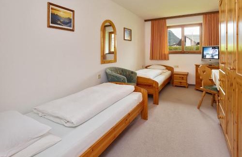Lech am Arlberg House | Relax at Muntanella: 4-Star Oceanfront Retreat with Pool