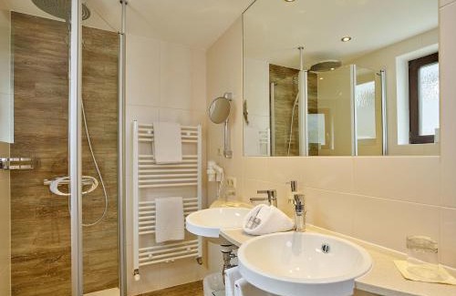 Lech am Arlberg House | Relax at Muntanella: 4-Star Oceanfront Retreat with Pool