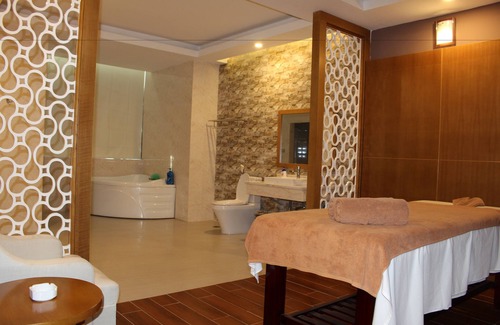 Vinh Hotel | Discover Muong Thanh Cua Dong Hotel with Pool & Spa