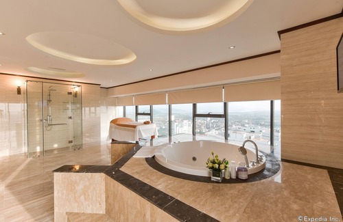 Vinh Hotel | Elegant Muong Thanh Song Lam Hotel with Spa & Pool Access