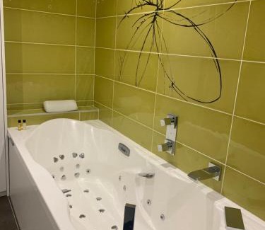 Mures Bed & Breakfast | Inviting Mur-Mûres: Family-Friendly with Pool & Hot Tub