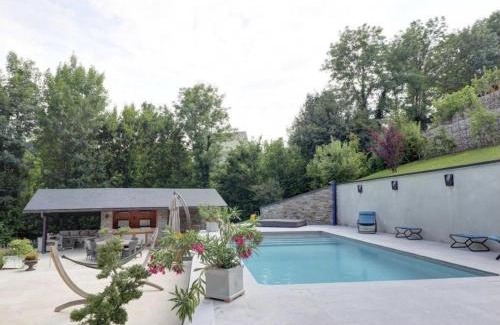 Mures Bed & Breakfast | Inviting Mur-Mûres: Family-Friendly with Pool & Hot Tub