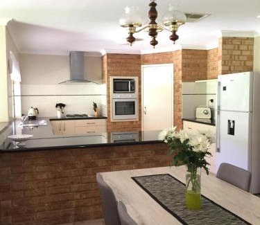 Leeming Bed & Breakfast | Comfortable Murdoch Station Bed & Breakfast with Restaurant