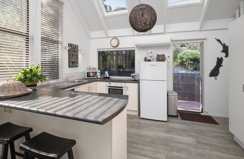 Raglan Apartment | Beautiful Muritai Waters - Perfect Waterfront Getaway