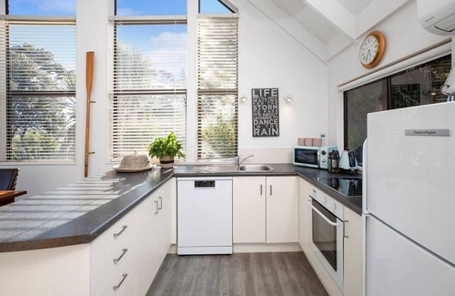 Raglan Apartment | Beautiful Muritai Waters - Perfect Waterfront Getaway