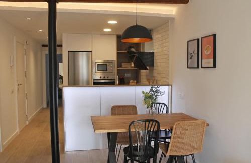 Logrono Historic Centre Apartment | Discover Muro de Cervantes: Family-Friendly Retreat Rated 9.7