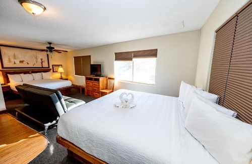 Estes Park Cabin | Discover Murphy's River Lodge: Pet-Friendly Retreat Awaits