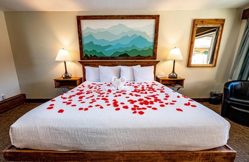 Estes Park Cabin | Discover Murphy's River Lodge: Pet-Friendly Retreat Awaits