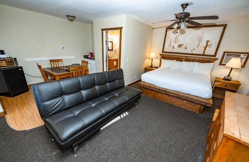 Estes Park Cabin | Discover Murphy's River Lodge: Pet-Friendly Retreat Awaits