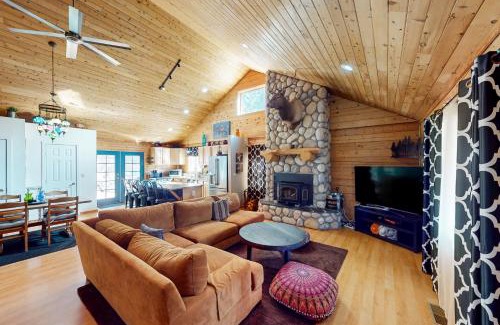 Forest Meadows House | Cozy Murphys Cabin: Perfect for Families and Pets