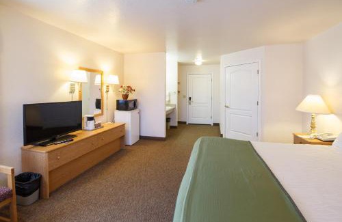 Murphys Hotel | Experience Comfort at Murphys Inn Motel with Pool Amenities
