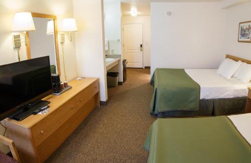 Murphys Hotel | Experience Comfort at Murphys Inn Motel with Pool Amenities