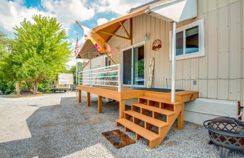 Murphysboro Apartment | Inviting Murphysboro Retreat with Deck Near Kinkaid Lake