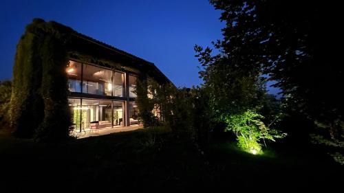 La Morra Apartment | Relax at Murrae Loft: 4-Star Oceanfront Retreat with Spa