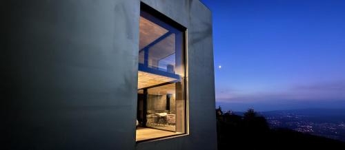 La Morra Apartment | Relax at Murrae Loft: 4-Star Oceanfront Retreat with Spa