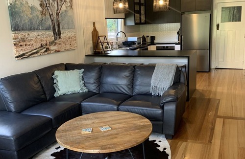 Mathoura House | Tranquil Murray River View Retreat - Pet & Child Friendly Oasis