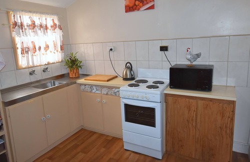 Cowirra Cottage | Discover Murray's Nest: Pet-Friendly Stay with Spa & Hot Tub