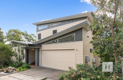 Murrays Beach House | Revitalize at Murrays Lakeshore Getaway with Pool & Dining