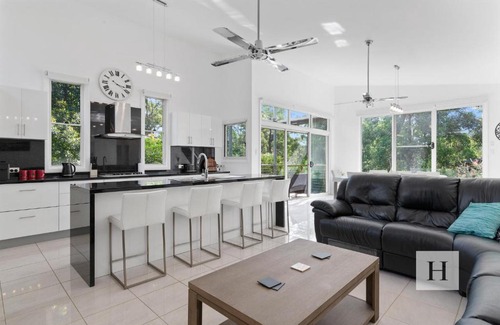 Murrays Beach House | Revitalize at Murrays Lakeshore Getaway with Pool & Dining