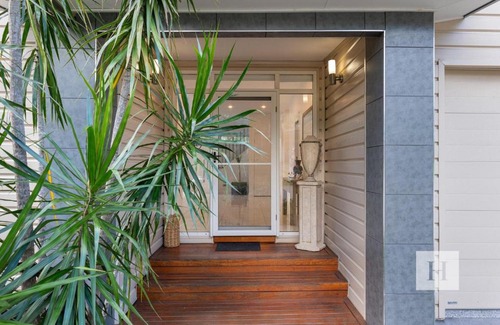 Murrays Beach House | Revitalize at Murrays Lakeshore Getaway with Pool & Dining