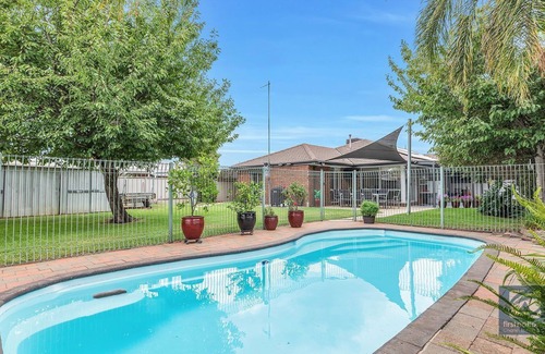 Echuca House | Murrumbidgee Abode Sleeps 8 -4 b New to Stazs Give us a Stay