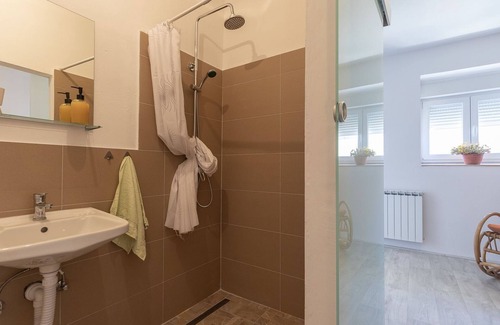 Podgradina Apartment | Discover Murva: Family-Friendly Hotel in Posedarje, Croatia