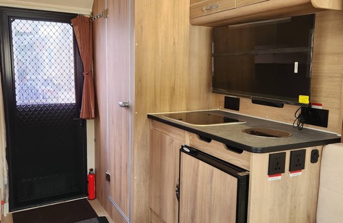 Barka Cabin | Welcoming Muscat Caravans: Family-Friendly with Breakfast