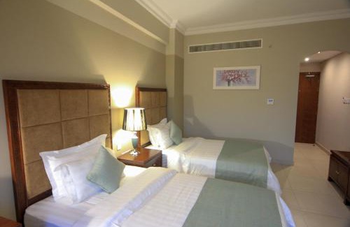 Al Ghubrah Ash Shamaliyyah Hotel | Discover Comfort at Muscat Inn Hotel with Breakfast & Accessibility