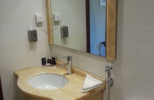 Al Ghubrah Ash Shamaliyyah Hotel | Discover Muscat Inn Hotel: Family-Friendly & Accessible