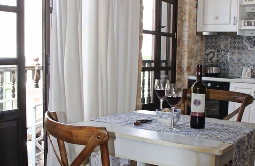 Rhodes House | Prime Location at Muse Neate: Steps from the Port!