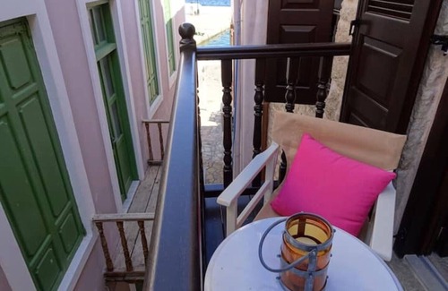 Rhodes House | Prime Location at Muse Neate: Steps from the Port!