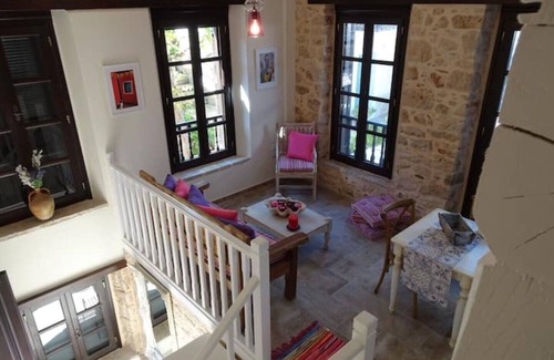 Rhodes House | Prime Location at Muse Neate: Steps from the Port!