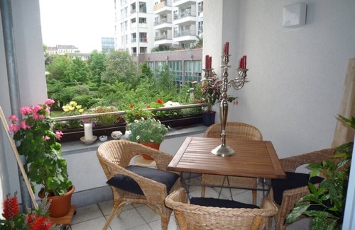 Mitte Apartment | Explore Museum Island & Gendarmenmarkt: Top-Rated Stay!