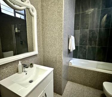 Musgrave Cabin | Budget-Friendly Musgrave Avenue Guest Lodge with Breakfast