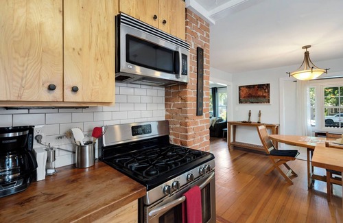 Martinez Park House | Experience Sunshine, Dining & Shopping Near CSU with Pool