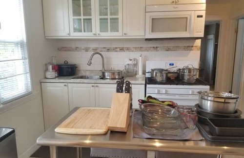 Berwyn House | Vibrant Music Hot Spot in Berwyn/Oak Park with Pool & Wifi
