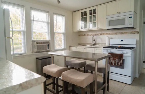 Berwyn House | Vibrant Music Hot Spot in Berwyn/Oak Park with Pool & Wifi