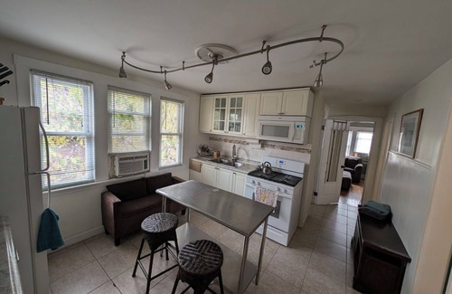 Berwyn House | Vibrant Music Hot Spot in Berwyn/Oak Park with Pool & Wifi